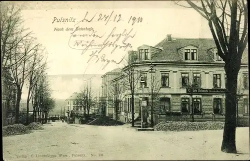 Ak Pulsnitz Sachsen,, Nach dem Bahnhofe, Straßenpartie, Geschäft