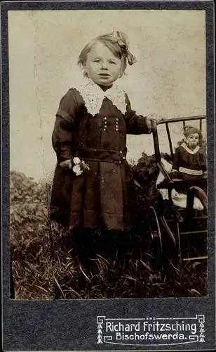 CdV Kinderportrait, kleines Mädchen mit Puppe, Puppenwagen