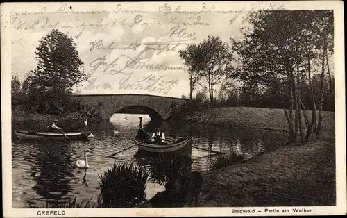 Ak Krefeld am Niederrhein, Stadtwald, Partie am Weiher, Ruderboote, Schwäne, Brücke