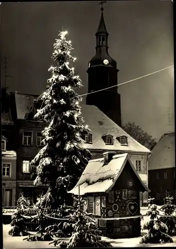 Ak Pulsnitz Sachsen, Platz der Befreiung, Tannenbaum, Winteransicht