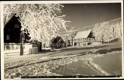 Foto Ak Hermsdorf im Erzgebirge, Verschneite Ortschaft