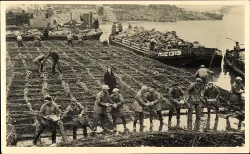 Ak Zeeland Niederlande, Provisorischer Hafen, Hafenarbeiter Kette beim Weiterreichen