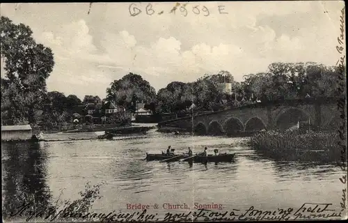 Ak Sonning South East England, Bridge and Church, Bootspartie