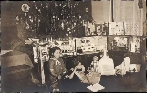 Foto Ak Zwei Mädchen und Geschenke vor dem Tannenbaum, Puppen