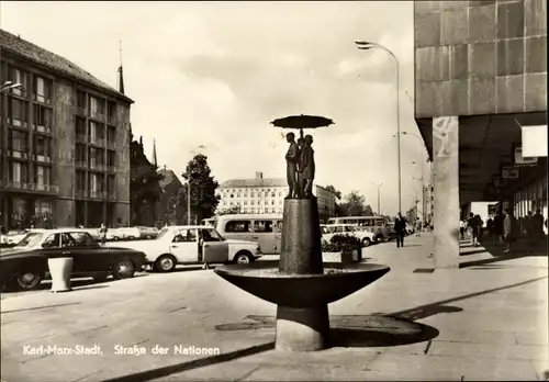 Ak Karl Marx Stadt Chemnitz Sachsen, Straße der Nationen, Brunnen, Geschäfte, Autos