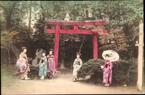 Ak Japan, Frauen in japanischen Trachten, Park, Sonnenschirme