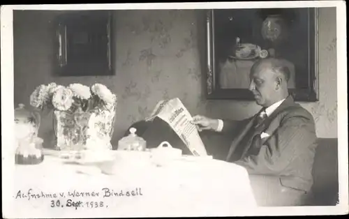 Foto Ak Schriftsteller Werner Bindseil, Portrait mit Zeitung