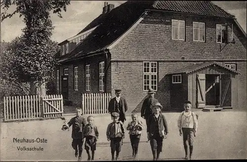 Ak Neuhaus an der Oste, Jungen vor der Volksschule