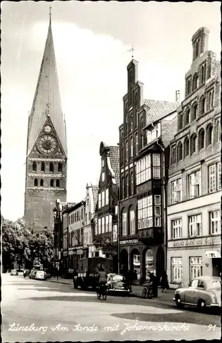 Ak Lüneburg in Niedersachsen, Blick auf die Johanniskirche, Hennes Hotel, Radfahrer