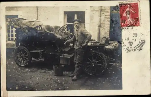 Foto Ak Mann vor einem Automobil mit offenem Verdeck