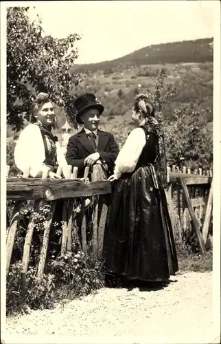 Foto Ak Schruns in Vorarlberg, Plauderei am Zaun, Tracht