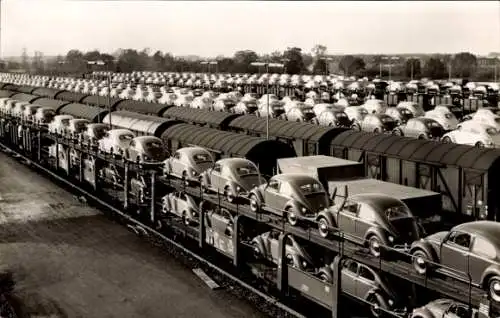 Ak Wolfsburg in Niedersachsen, VW Volkswagen auf Doppelstockwaggons der Bundesbahn, VW Werk