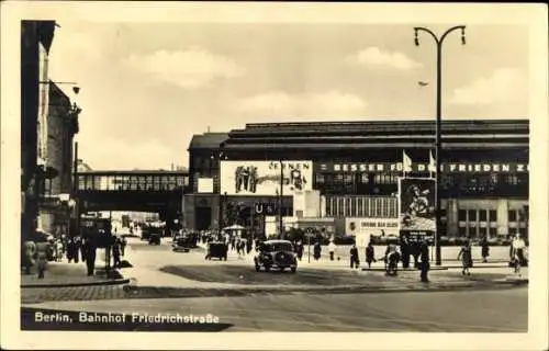 Ak Berlin Mitte, Blick auf den Bahnhof Friedrichstraße, Straßenpartie, DDR Straßenschmuck