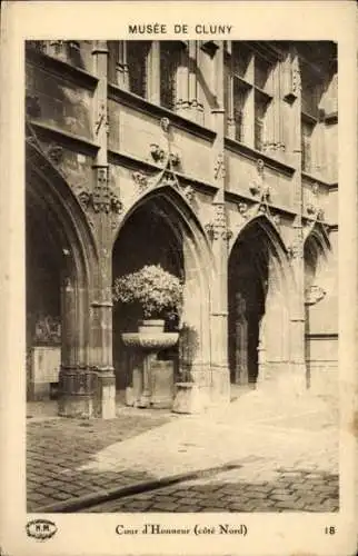 Ak Cluny Saône-et-Loire, Musee, Cour d'Honneur, cote Nord