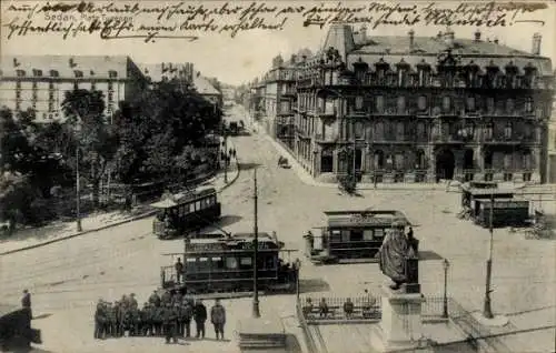 Ak Sedan Ardennes, Teil am Platz Turenne, Straßenbahnen, Denkmal