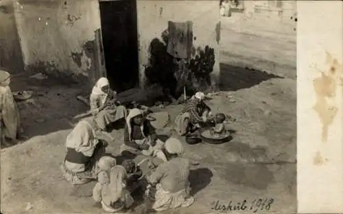 Foto Ak Skopje Üsküb Mazedonien, Straßenpartie, Frauen, Kinder