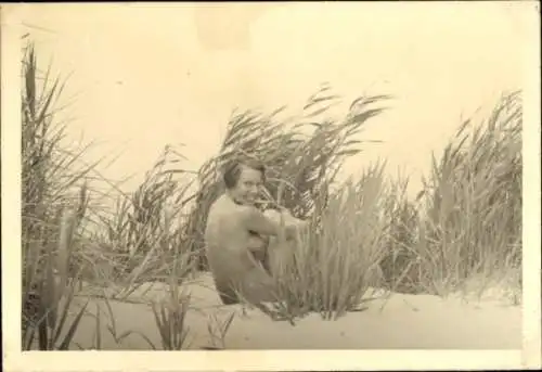 Foto Nackte Frau in den Dünen am Strand, Ostsee, FKK