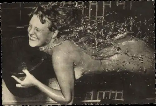 Foto Nackte Frau im Wasser schwimmend