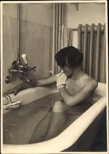 Foto Erotik, nackte Frau in der Badewanne, 1930er