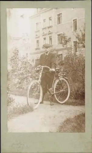 Kabinett Foto Mann mit Fahrrad, Portrait