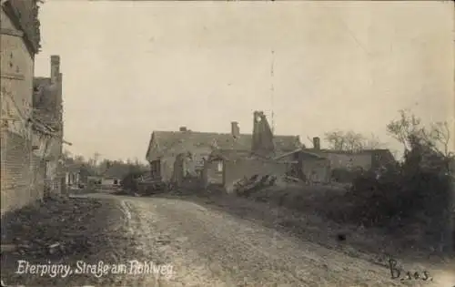 Foto Ak Éterpigny Pas de Calais, Straße am Hohlweg, Ruinen