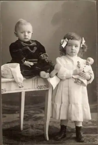 CdV Kleiner Junge und Mädchen mit Puppe, Portrait