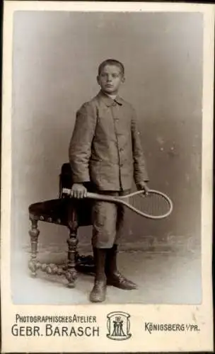 CdV Kaliningrad Königsberg Ostpreußen, Junge mit Tennisschläger, Portrait