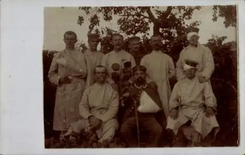 Foto Ak Deutsche Soldaten in Uniformen im Lazarett; Verwundete, I WK