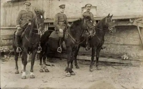 Foto Ak Russland, Deutsche Soldaten in Uniformen auf Pferden vor einem Sägewerk, I WK