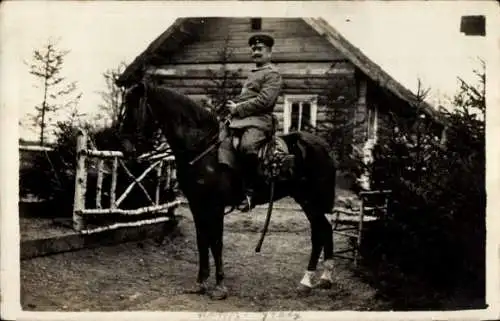 Foto Ak Deutscher Soldat in Uniform auf enem Pferd, Portrait, I WK