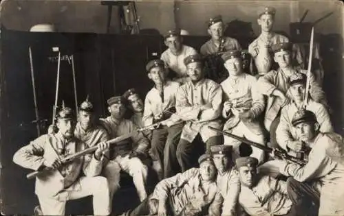 Foto Ak Deutsche Soldaten in Uniformen in der Stube, I WK