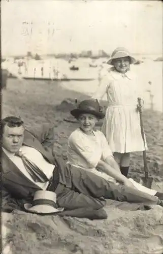 Foto Ak Hamburg, am Strand der Elbe, Familienbild, Mann, Frau Kind