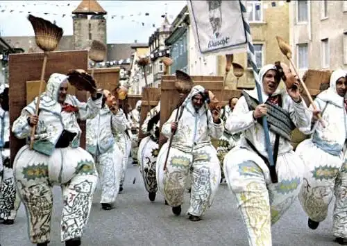 Ak Villingen im Schwarzwald, Villinger Fasnet, Wuescht beim Maschgerelauf