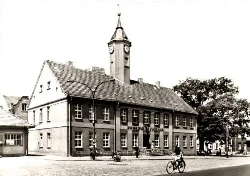 Ak Zehdenick in Brandenburg, Rathaus, Radfahrer