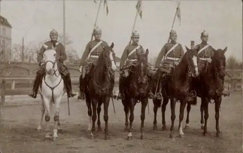 Foto Ak Deutsche Soldaten in Uniformen auf Pferden