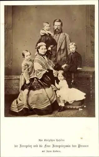 Foto Kaiser Friedrich III. mit Frau Victoria und ihren vier Kindern, Wilhelm II., Charlotte, Portrai