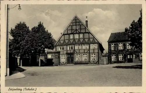 Ak Lütjenburg in Holstein, Platz, Fachwerkhaus