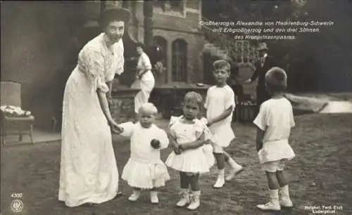 Ak Großherzogin Alexandra von Mecklenburg Schwerin mit Friedrich Franz, Söhne des Kronprinzen