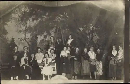 Foto Ak Schauspieler auf einer Bühne, Theater