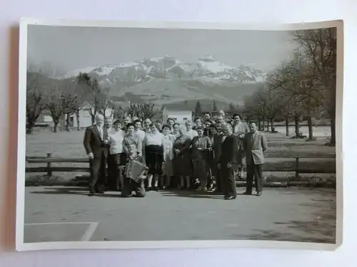 Alte AK Fotokarte Personengruppe vor Berg Akkordeon [aN106]