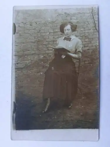 Alte AK Fotokarte Frau mit Buch 1914 [aT886]