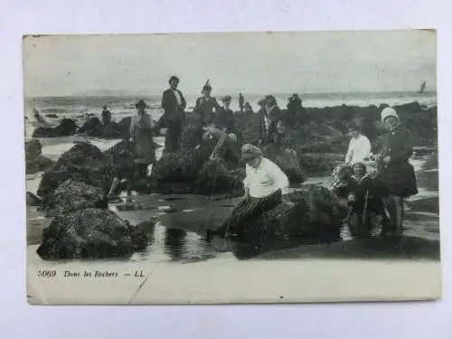 Alte AK Dans les Rochers Frauen Strand Steine [aT942]