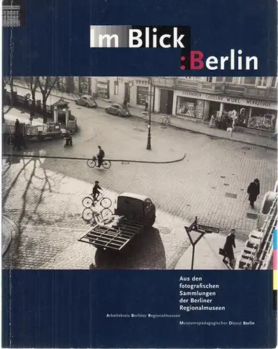 Arbeitskreis Berliner Regionalmuseen - Museumspädagogischer Dienst (Hrsg.) - Oliver Bätz, Wilfried Burkhard, Annett Gröschner u.a. (Red.): Im Blick : Berlin. Aus der fotografischen Sammlung der Berliner Regionalmuseen. Begleitbuch zur Ausstellung. 