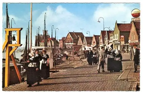 Ansichtskarte Niederlande - Volendam / Hafenpromenade mit Holländern in Trachten (2620)