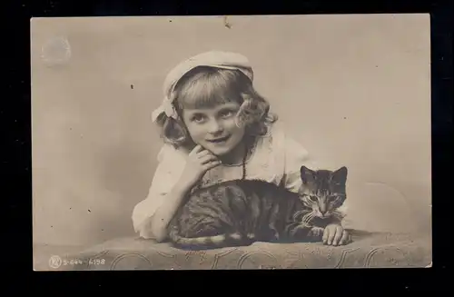 Fille souriante d'A.B.A avec chapeau et chat, DELLBRÜCK (BZ.COLLN) 22.11.1908