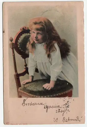 Mädchen auf dem Stuhl gelehnt // Alte Ansichtskarte 1901