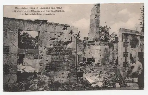 Zerstörtes Haus in Lassigny Nordfr mit deutlichen Spuren von Sprengstücken 1916