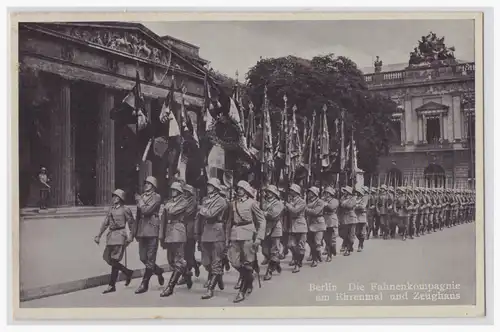 [Propagandapostkarte] Dt- Reich (001357) Propagandakarte Berlin "Die Fahnenkompanie am Ehrenmahl und Zeughaus" gelaufen am 29.4.1940. 