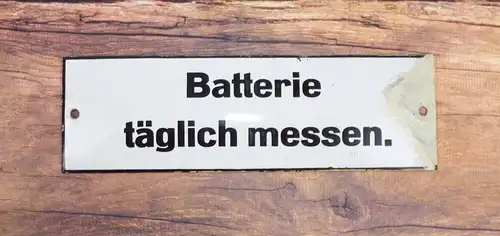 Altes Emailschild Batterie täglich messen Schrift Vintage Deko