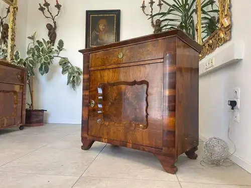 Sale Restaurierte Biedermeier Anrichte Nussholz A4136